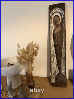 Ancienne sculpture religieuse sur bois, style Art Déco, dessinée Ancienne sculpture religieuse sur bois, style Art Déco, dessinée