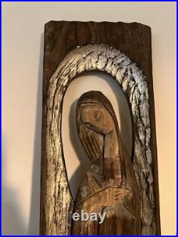 Ancienne sculpture religieuse sur bois, style Art Déco, dessinée Ancienne sculpture religieuse sur bois, style Art Déco, dessinée