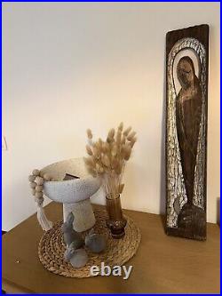 Ancienne sculpture religieuse sur bois, style Art Déco, dessinée Ancienne sculpture religieuse sur bois, style Art Déco, dessinée