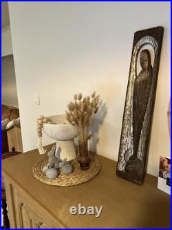 Ancienne sculpture religieuse sur bois, style Art Déco, dessinée Ancienne sculpture religieuse sur bois, style Art Déco, dessinée