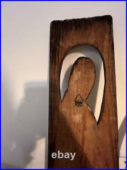 Ancienne sculpture religieuse sur bois, style Art Déco, dessinée Ancienne sculpture religieuse sur bois, style Art Déco, dessinée