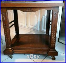 Belle Table, console ancienne design Art Deco en bois sur roulettes à voir