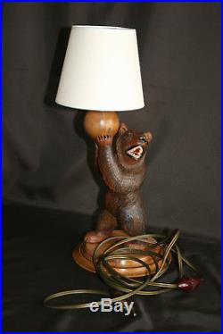 Belle lampe ours en bois sculpté sur socle bois (Forêt noire)