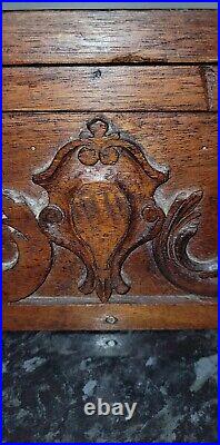 Boite ou coffret ancien sculpté sur bois dauphin époque 18ème/19ème à déterminer