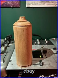 Bombe de graff artisanale, en bois de hêtre. Pop art déco en série limitée Bombe de graff artisanale, en bois de hêtre. Pop art déco en série limitée