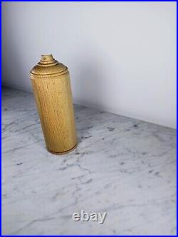 Bombe de graff artisanale, en bois de hêtre. Pop art déco en série limitée Bombe de graff artisanale, en bois de hêtre. Pop art déco en série limitée