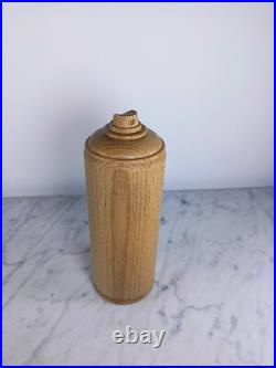Bombe de graff artisanale, en bois de hêtre. Pop art déco en série limitée Bombe de graff artisanale, en bois de hêtre. Pop art déco en série limitée
