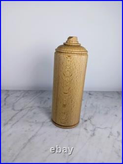 Bombe de graff artisanale, en bois de hêtre. Pop art déco en série limitée Bombe de graff artisanale, en bois de hêtre. Pop art déco en série limitée