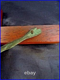 Christ bronze patine verte signé crucifix croix bois époque Art Déco