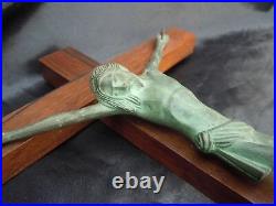 Christ bronze patine verte signé crucifix croix bois époque Art Déco