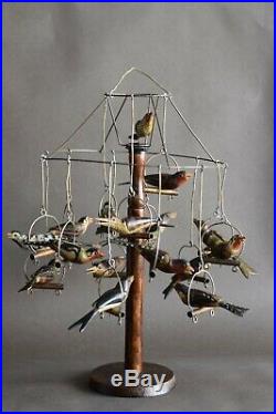 Curieux perchoir décoratif à oiseaux en bois sculpté et peint à la main