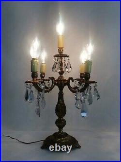Girandole, lampe candélabre en bronze et pampilles en verre, bougies en bois