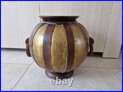 Important vase boule par Gustave Serrurier Bovy dinanderie laiton bois Art Déco Important vase boule par Gustave Serrurier Bovy dinanderie laiton bois Art Déco