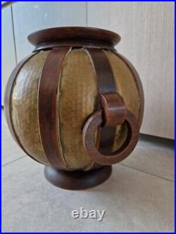 Important vase boule par Gustave Serrurier Bovy dinanderie laiton bois Art Déco Important vase boule par Gustave Serrurier Bovy dinanderie laiton bois Art Déco