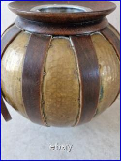 Important vase boule par Gustave Serrurier Bovy dinanderie laiton bois Art Déco Important vase boule par Gustave Serrurier Bovy dinanderie laiton bois Art Déco