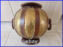 Important vase boule par Gustave Serrurier Bovy dinanderie laiton bois Art Déco Important vase boule par Gustave Serrurier Bovy dinanderie laiton bois Art Déco
