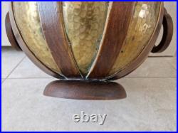 Important vase boule par Gustave Serrurier Bovy dinanderie laiton bois Art Déco Important vase boule par Gustave Serrurier Bovy dinanderie laiton bois Art Déco