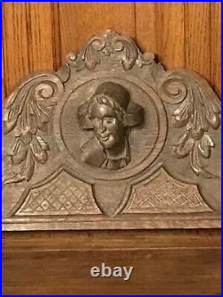 Joli fronton de porte/d'armoire, en bois, orné d'une tête de femme en relief