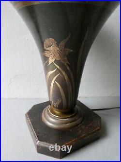 Lampe Art Deco signée A Ducobu, dinanderie de cuivre, fleurs, narcisses