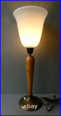 Lampe en métal, bois et opaline, style Mazda, Art Deco, années 60 Lampe en métal, bois et opaline, style Mazda, Art Deco, années 60