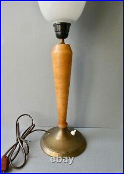 Lampe en métal, bois et opaline, style Mazda, Art Deco, années 60 Lampe en métal, bois et opaline, style Mazda, Art Deco, années 60