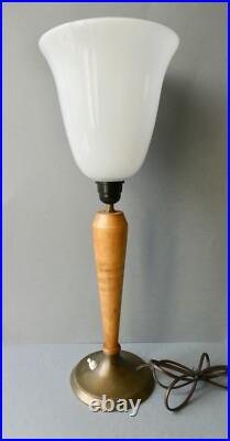 Lampe en métal, bois et opaline, style Mazda, Art Deco, années 60 Lampe en métal, bois et opaline, style Mazda, Art Deco, années 60
