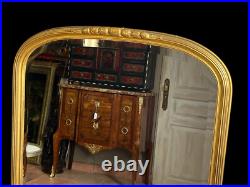 Miroir Ancien Époque Art Déco En Bois / Stuc Doré Surmonté D'une Frise De Fleurs Miroir Ancien Époque Art Déco En Bois / Stuc Doré Surmonté D'une Frise De Fleurs