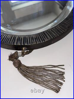 Miroir Art Déco ovale à patine argenté, surmonté de 2 dragons ou gargouilles Miroir Art Déco ovale à patine argenté, surmonté de 2 dragons ou gargouilles