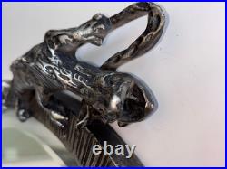 Miroir Art Déco ovale à patine argenté, surmonté de 2 dragons ou gargouilles Miroir Art Déco ovale à patine argenté, surmonté de 2 dragons ou gargouilles