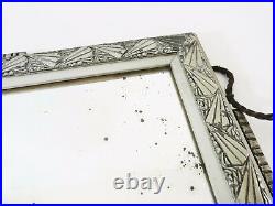 Miroir ciselé Art Déco en bois et stuc argenté, corde à pompon. 64X41 cm