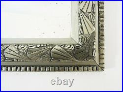 Miroir ciselé Art Déco en bois et stuc argenté, corde à pompon. 64X41 cm
