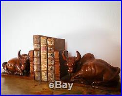 Paire de grands serre-livres en bois sculpté d'époque Art-déco. Superbe patine