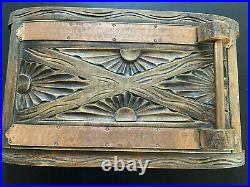 Rare grande boite à courrier Art Déco bois et métal martelé décor géométrique
