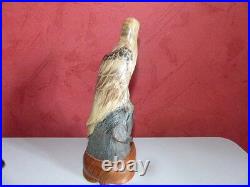 Sculpture aigle royale taillé dans une corne de buffle socle bois haut 22 cm