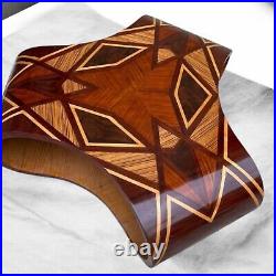 Table basse design Art Déco bois de hêtre, palissandre et couleurs vibrantes Table basse design Art Déco bois de hêtre, palissandre et couleurs vibrantes