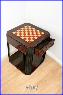Une table de jeu d'échecs Art Déco en bois d'hêtre et palissandre avec un tiroir