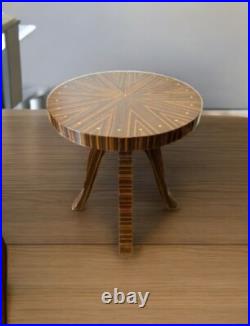 Une table ronde Art déco en palissandre et bois d'hêtre avec motifs élégants