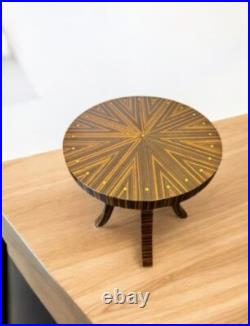 Une table ronde Art déco en palissandre et bois d'hêtre avec motifs élégants