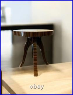 Une table ronde Art déco en palissandre et bois d'hêtre avec motifs élégants