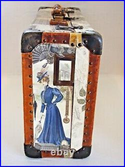 Valise ancienne en bois et cuir 1900 avec collages mode des Demoiselles