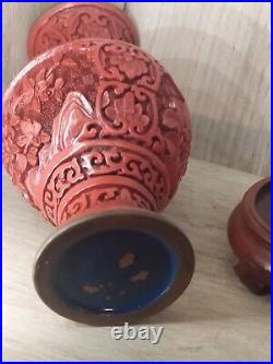 Vase en Laque Cinabre Rouge et intérieur Bleu Socle Bois. Ancien